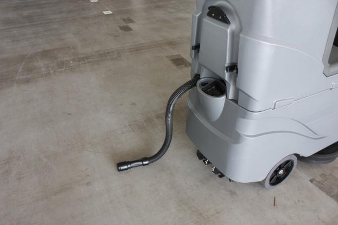 Battery Type Ride On Floor Scrubber Dryer Using On Larger Hard Floor 0