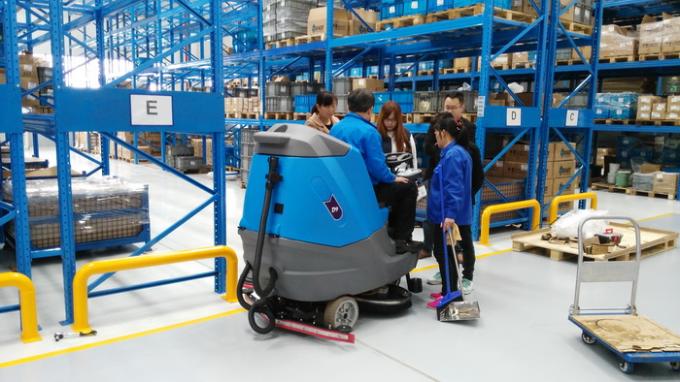 180L Professional Ride On Floor Sweeper Floor Cleaning Machine For Big Area 1