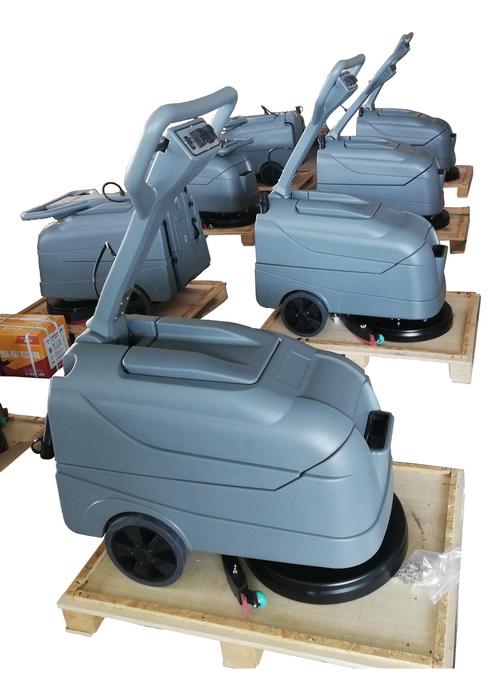 Electric Industrial Floor Cleaner Machine , Ride On Floor Scrubber Equipment 0