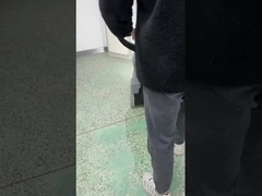 Easily clean floors in narrow office environments